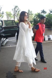 Kriti Sanon feet photo thumbnail