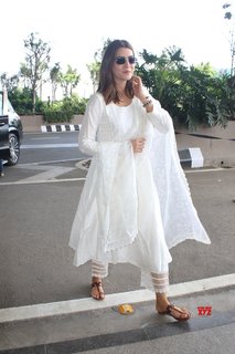Kriti Sanon feet photo thumbnail