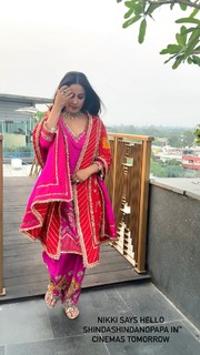 Hina Khan feet photo thumbnail