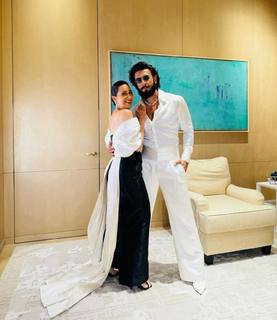 Karisma Kapoor feet photo thumbnail