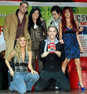 Dulce María feet photo thumbnail