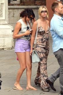 Selena Gomez feet photo thumbnail