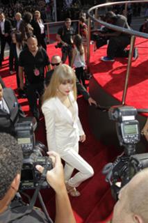 Taylor Swift feet photo thumbnail