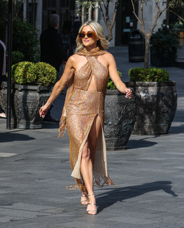 Ashley Roberts feet photo thumbnail