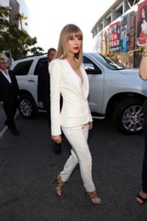 Taylor Swift feet photo thumbnail