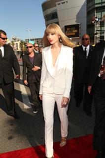 Taylor Swift feet photo thumbnail