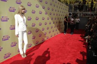 Taylor Swift feet photo thumbnail