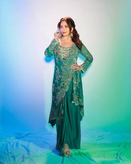 Madhuri Dixit feet photo thumbnail