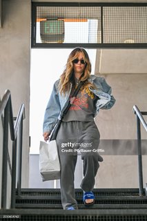 Kaley Cuoco feet photo thumbnail