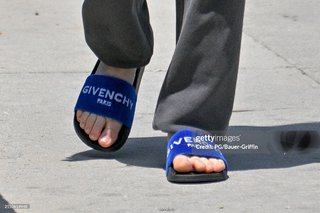 Kaley Cuoco feet photo thumbnail