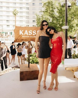 Kendall Jenner feet photo thumbnail
