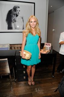 AnnaSophia Robb feet photo thumbnail
