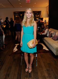 AnnaSophia Robb feet photo thumbnail