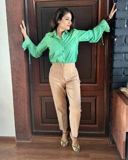 Raveena Tandon feet photo thumbnail