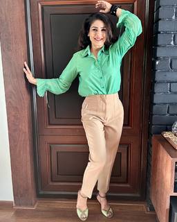 Raveena Tandon feet photo thumbnail