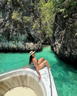 Valentina Vignali feet photo thumbnail