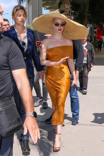 Anya Taylor-Joy feet photo thumbnail