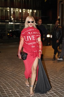 Rihanna feet photo thumbnail