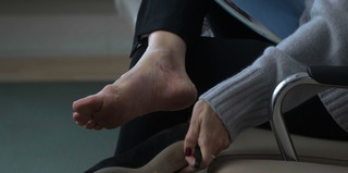 Kim Raver feet photo thumbnail