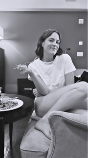 Riley Keough feet photo thumbnail
