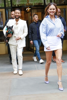 Chrissy Teigen feet photo thumbnail
