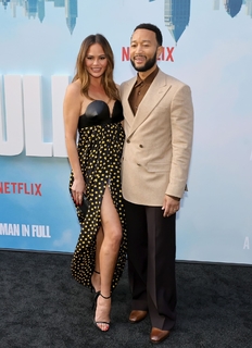 Chrissy Teigen feet photo thumbnail