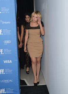 Vanessa Hudgens feet photo thumbnail