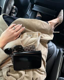 Rosie Huntington-Whiteley feet photo thumbnail