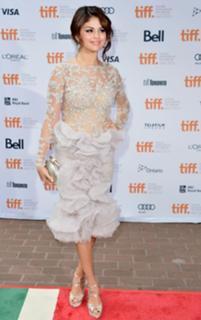 Selena Gomez feet photo thumbnail