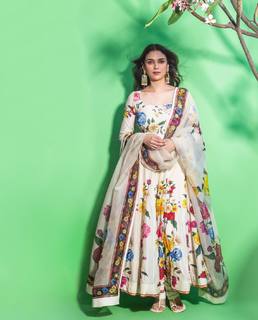 Aditi Rao Hydari feet photo thumbnail