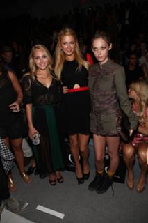 AnnaSophia Robb feet photo thumbnail