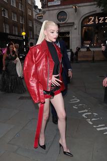 Anya Taylor-Joy feet photo thumbnail