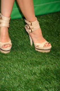 Leslie Mann feet photo thumbnail