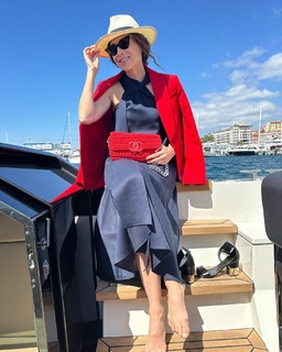 Minnie Driver feet photo thumbnail