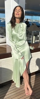 Minnie Driver feet photo thumbnail