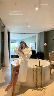 Iris Mittenaere feet photo thumbnail