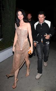 Katy Perry feet photo thumbnail