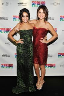 Selena Gomez feet photo thumbnail