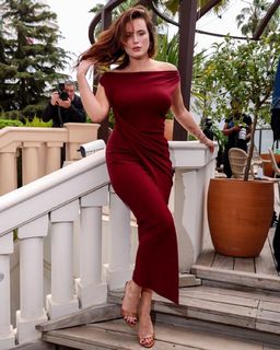 Bella Thorne feet photo thumbnail