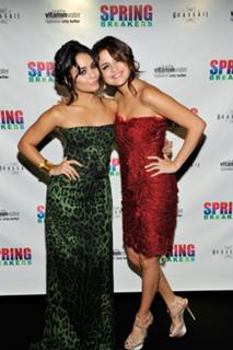 Selena Gomez feet photo thumbnail