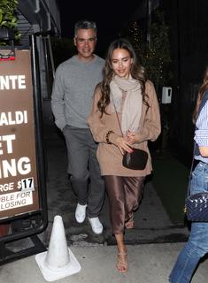 Jessica Alba feet photo thumbnail