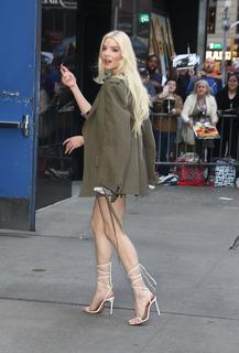 Anya Taylor-Joy feet photo thumbnail