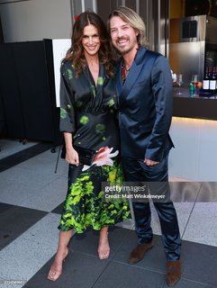 Cindy Crawford feet photo thumbnail