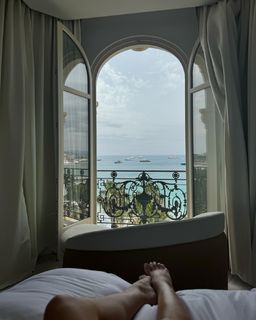 Rosie Huntington-Whiteley feet photo thumbnail