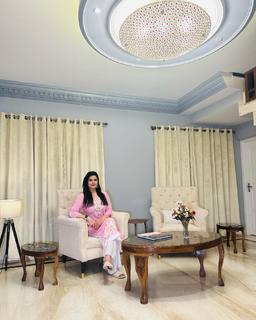 Zareen Khan feet photo thumbnail