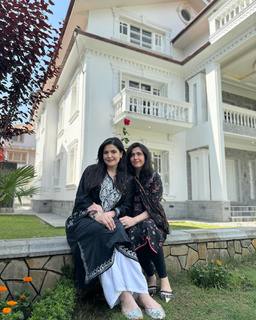 Zareen Khan feet photo thumbnail
