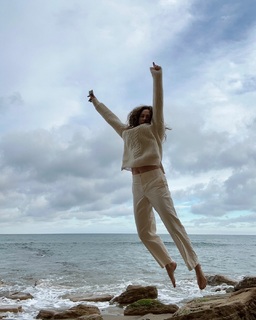 Minnie Driver feet photo thumbnail