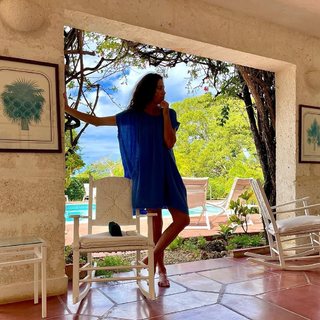 Minnie Driver feet photo thumbnail