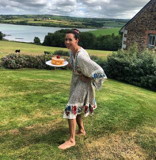 Minnie Driver feet photo thumbnail
