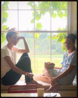Minnie Driver feet photo thumbnail